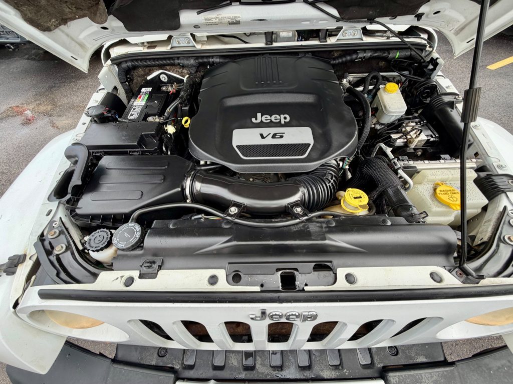 2015 Jeep Wrangler Unlimited Sahara, Engine photo 6