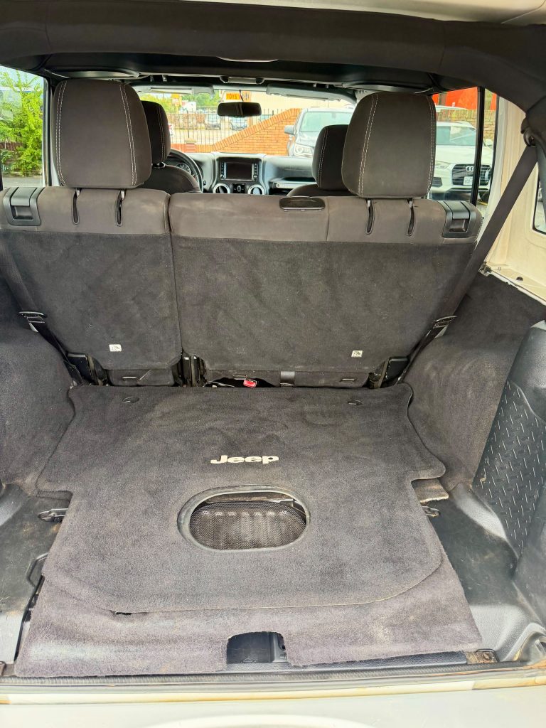 2015 Jeep Wrangler Unlimited Sahara, Interior photo 4