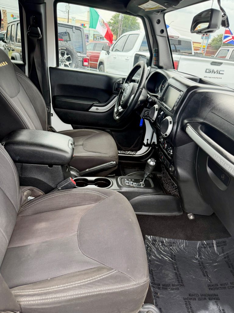 2015 Jeep Wrangler Unlimited Sahara, Interior photo 3